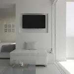 The White Pearl Suite - Beach Front City Centre With Sea View.
