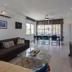 Coral Bay Sea Breeze Apartments - 3 Bedroom Apartment