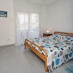 Coral Bay Sea Breeze Apartments - 3 Bedroom Apartment