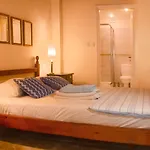 Dolphin Guest House And Studios