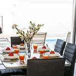 Villa Marlene, Walking Distance To Coral Beach!
