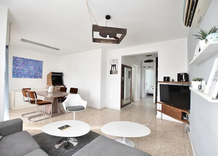 Glabur Stays - The Cozy 2 Bdr - Nicosia City, Free Parking & Wifi, Welcomes You!!!