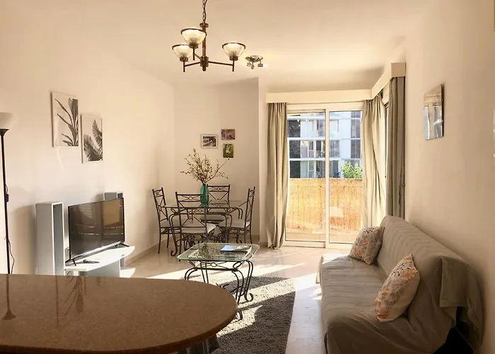 1 Bedroom Flat, Prime Location Near Sea, Sleeps 4