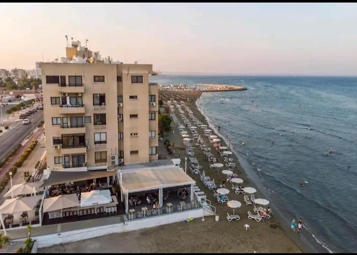 Bettys 1br seafront apt