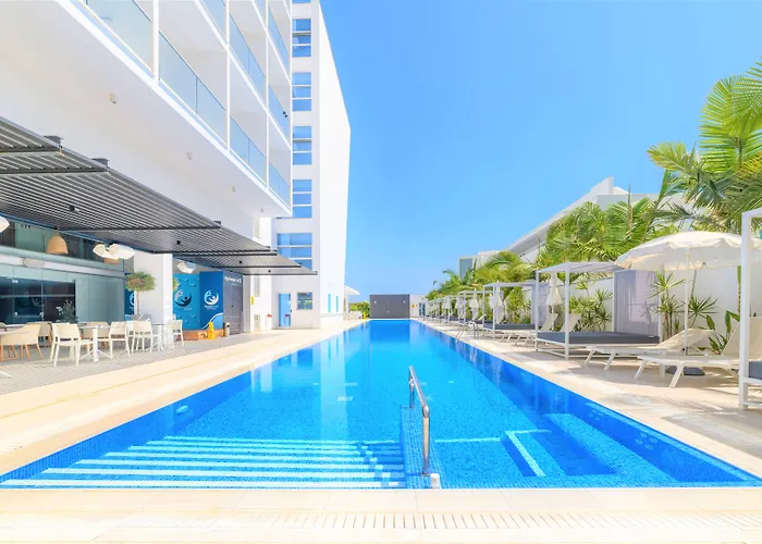 Seasons Hotel (Adults Only)