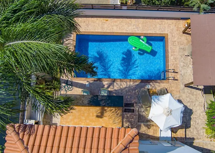 Villa Sirena, Pernera, Valentino