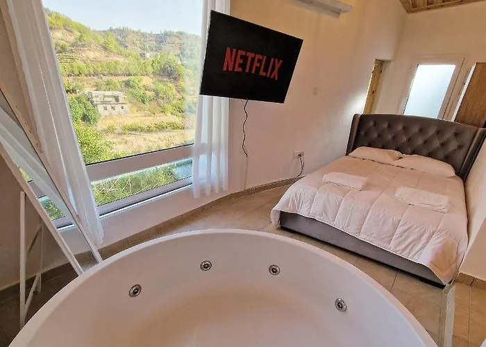 Aprosmeno Jacuzzi House 4