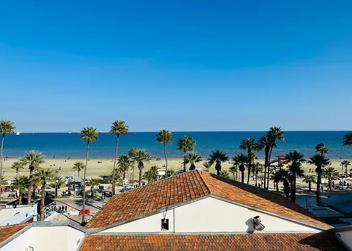 Whispering Palms 1-Br Apt By Finikoudes Beach