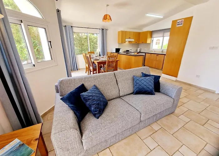 3 Bedroom Villa, Close To Coral Bay Strip And The Beach