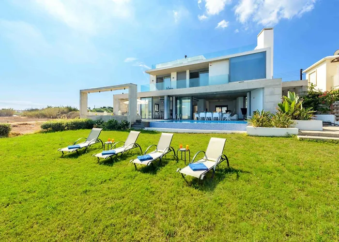 Luxury Villa By The Sea With Heated Pool