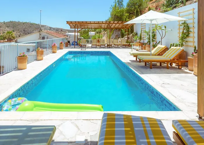 Archondia House - Holiday Apartments With Pool