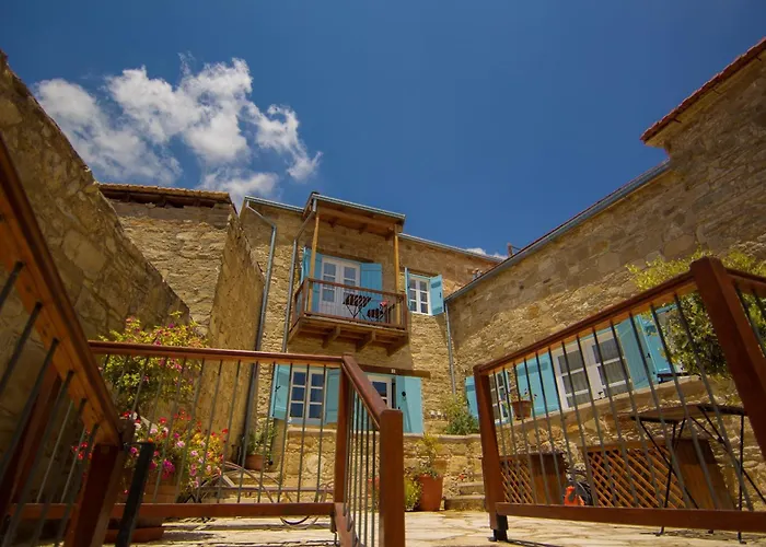 Dolphin Guest House And Studios