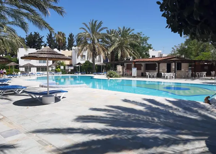 Paphos Gardens - 1Br Apt Near Pool, 5 Mins To Beach And Shops