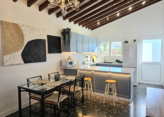 Newly Renovated 2 Bedroom Apartment With Pool & Seaview