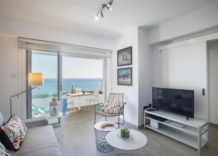 Mackenzie Zoe Seafront Suite