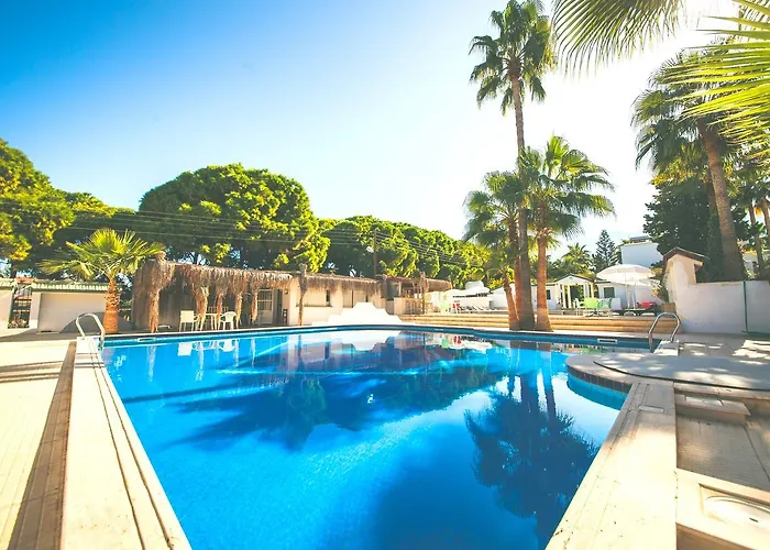 Pine Bay Boutique Hotel & Cakistes Restaurant