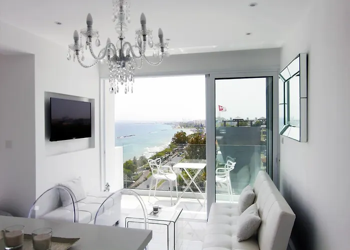 The White Pearl Suite - Beach Front City Centre With Sea View.