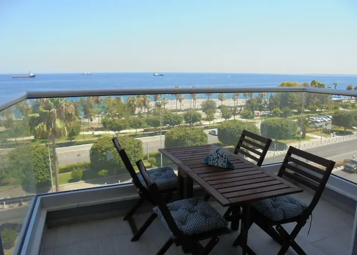 Kermia Court - Beach-Front, Modern 2 Bedroom -Sleeps 6