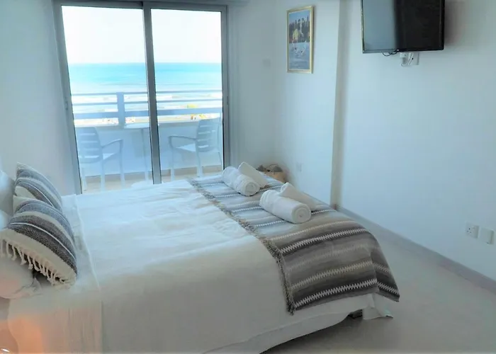 Larnaka Seaview Luxury Suites