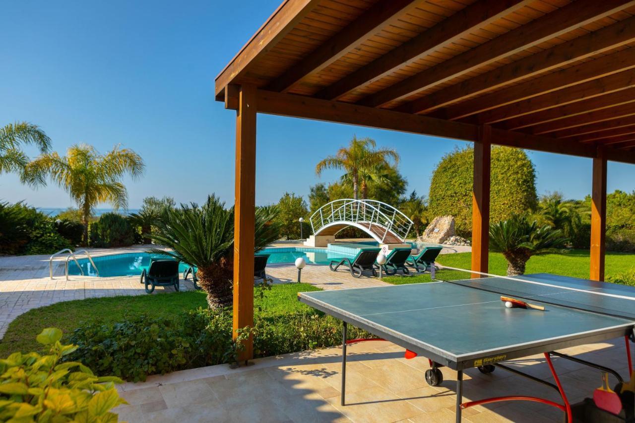 Coral Bay View, Walking Distance To The Beach!