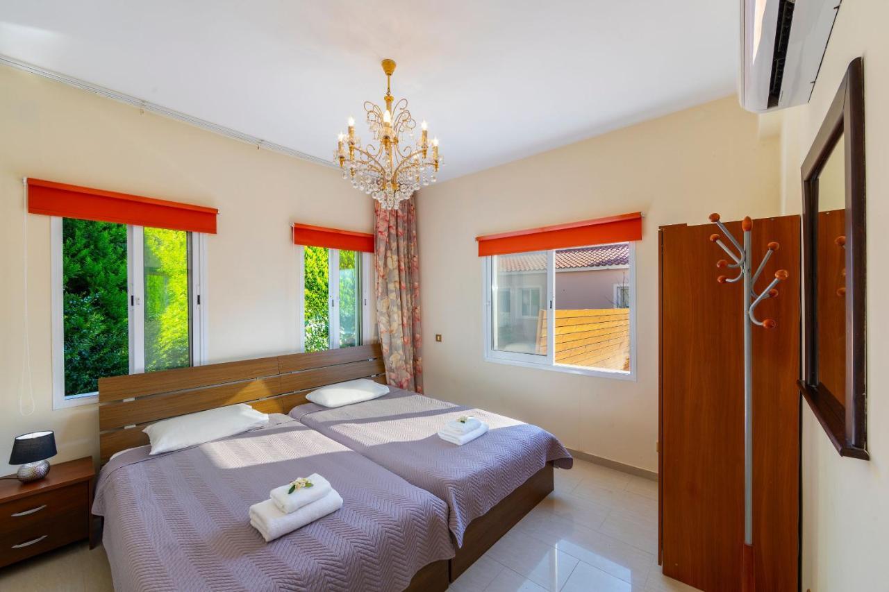 Coral Bay View, Walking Distance To The Beach!