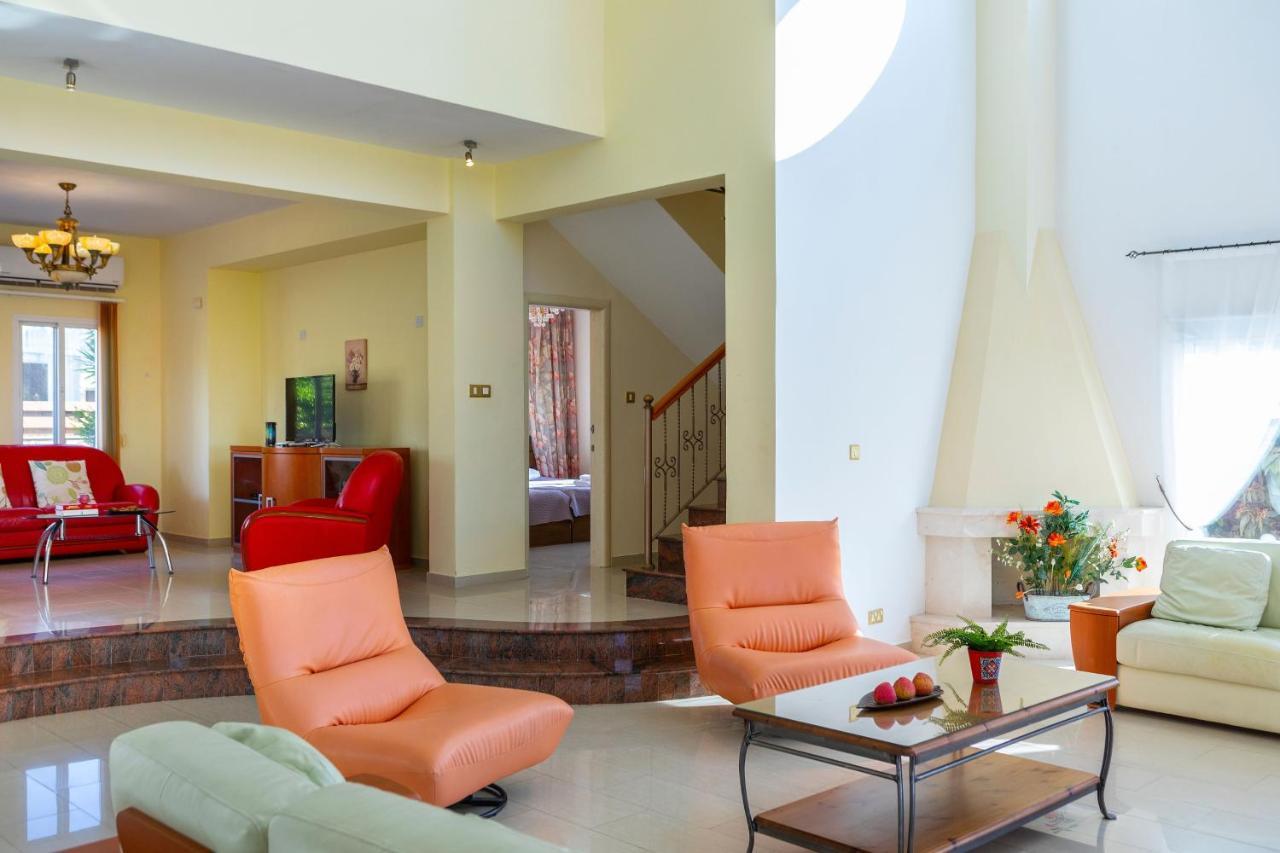 Coral Bay View, Walking Distance To The Beach! * Peyia