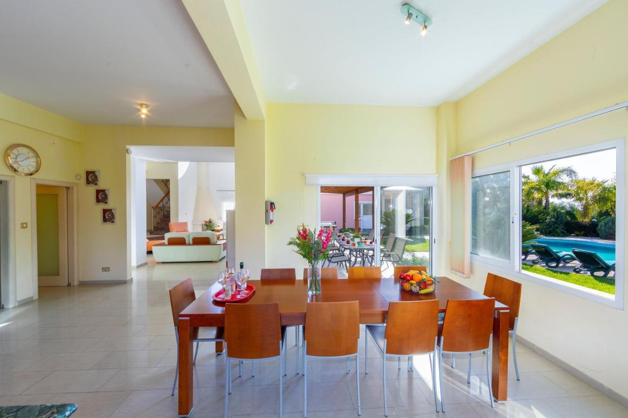 Villa Coral Bay View, Walking Distance To The Beach! *