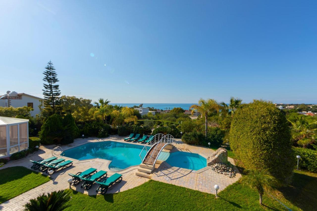 Coral Bay View, Walking Distance To The Beach!