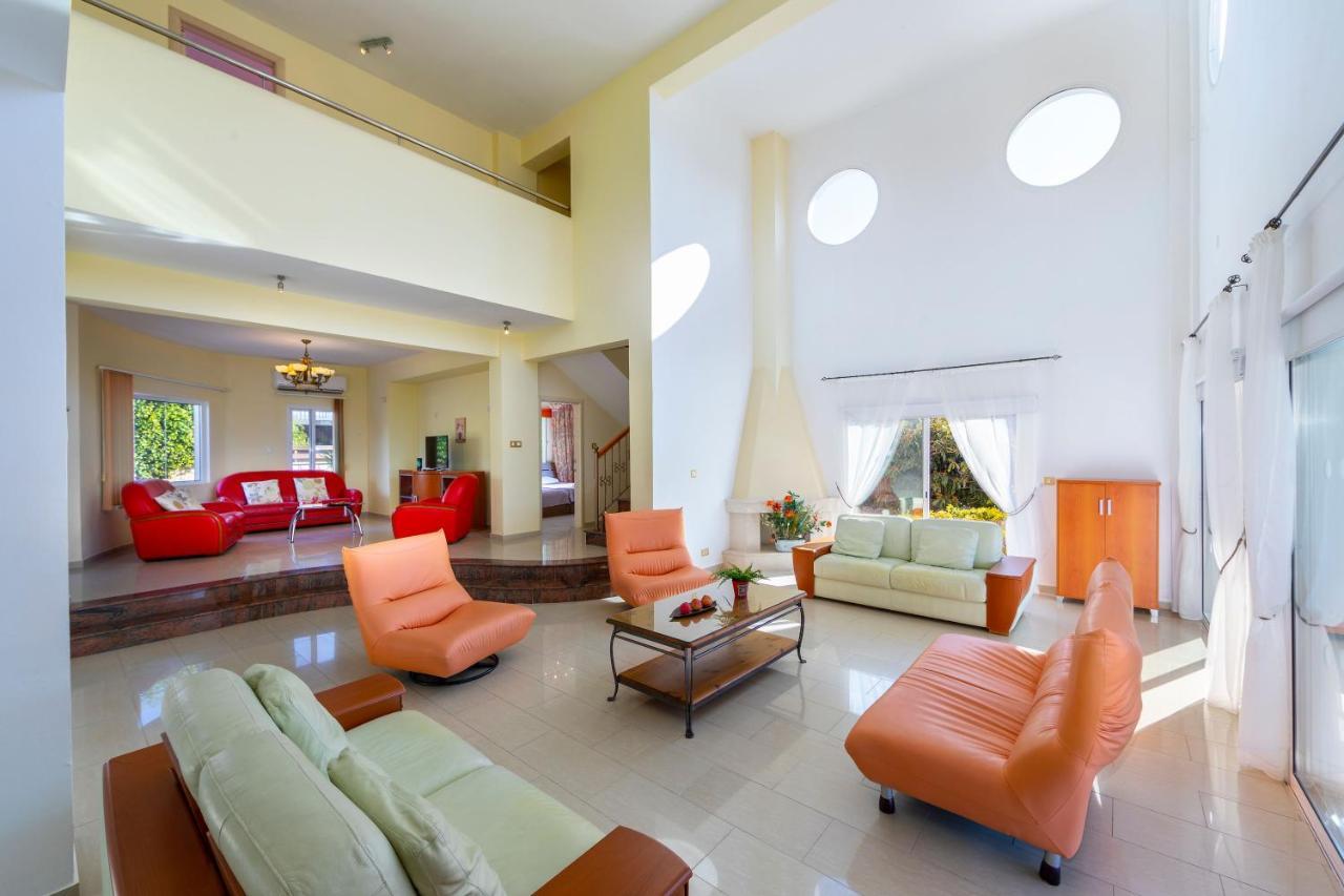 Villa Coral Bay View, Walking Distance To The Beach! Peyia