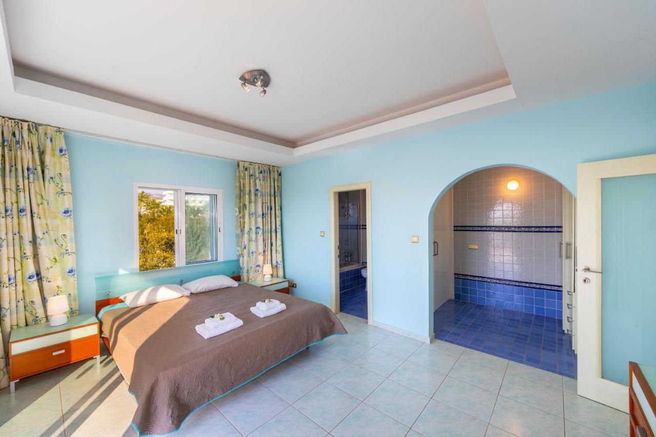 Coral Bay View, Walking Distance To The Beach!