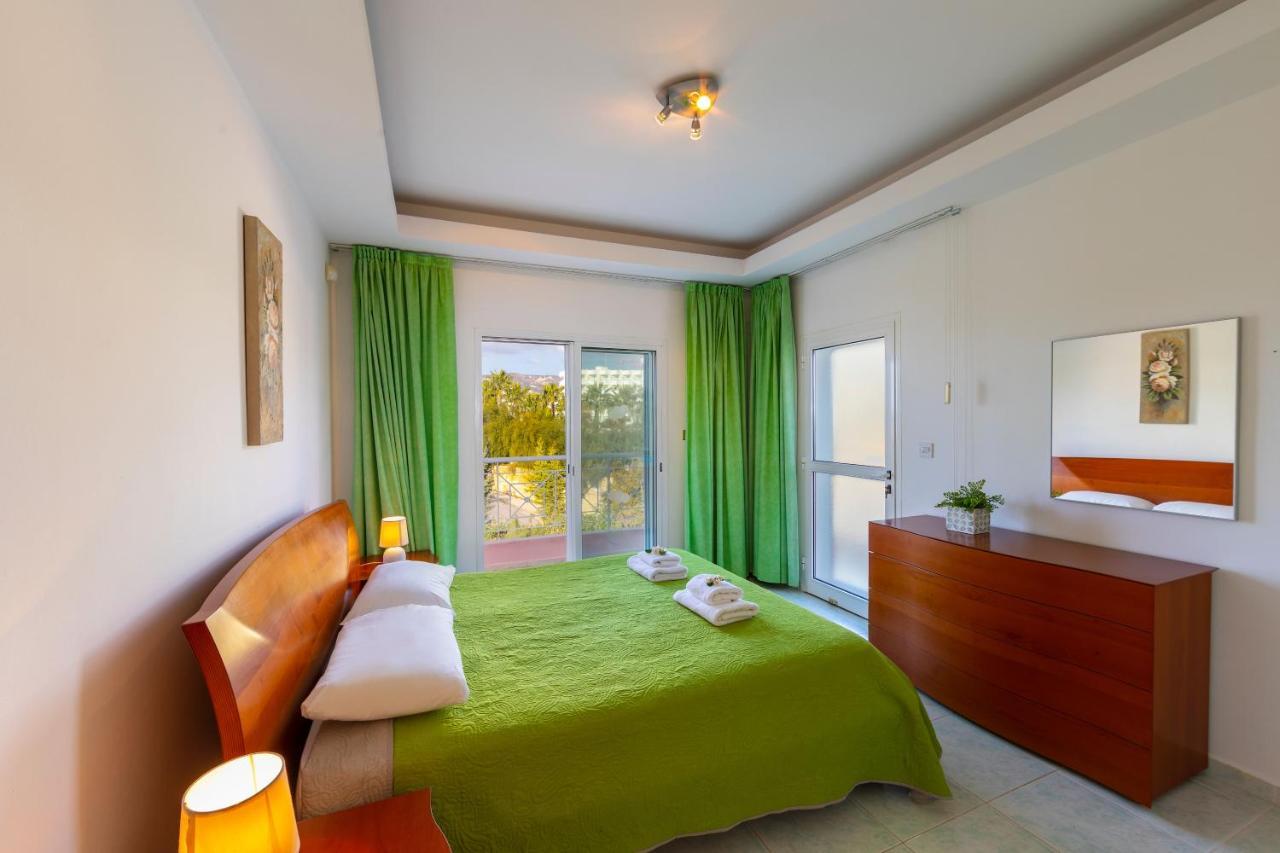 Villa Coral Bay View, Walking Distance To The Beach! Peyia
