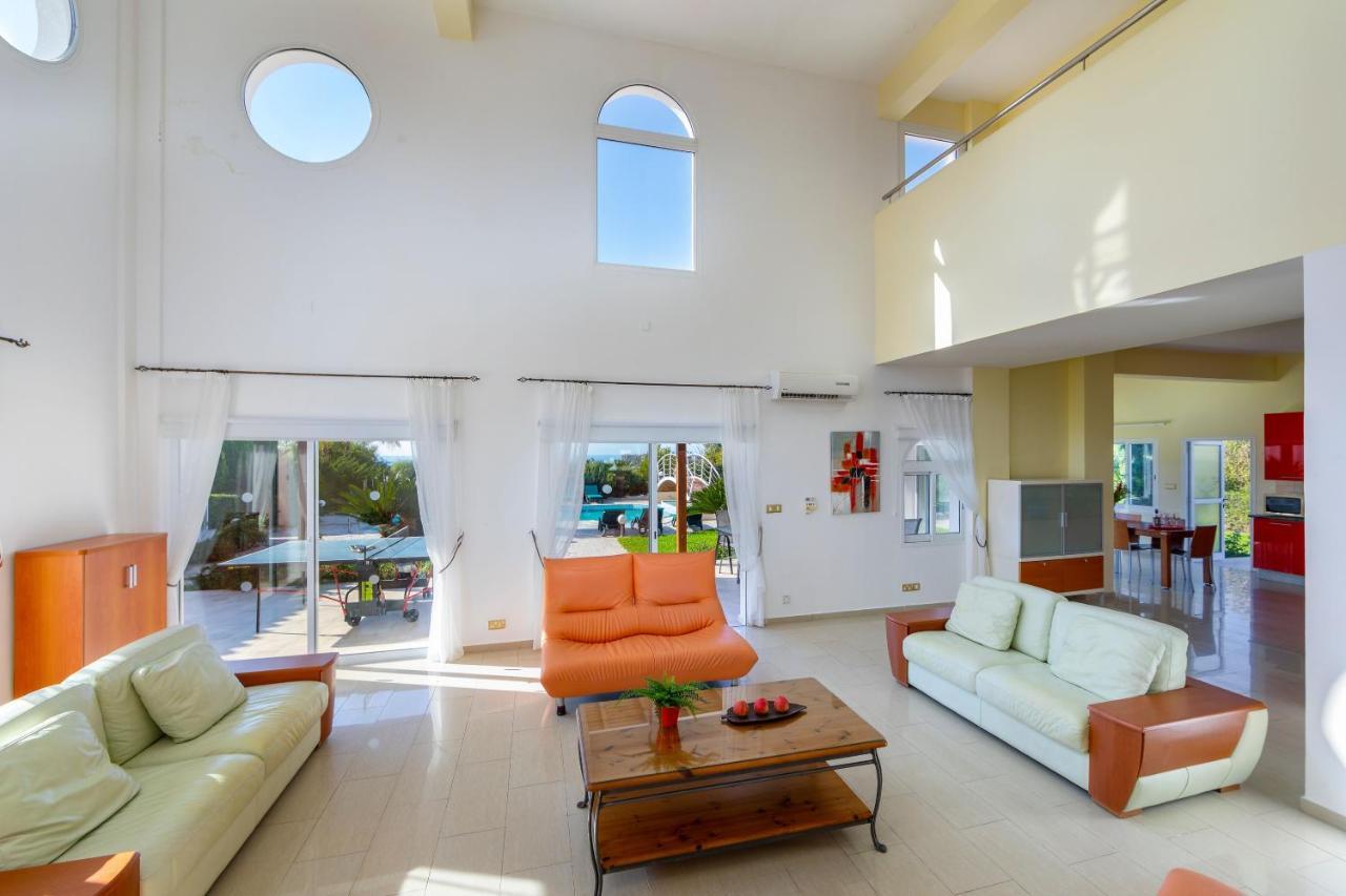 Villa Coral Bay View, Walking Distance To The Beach! Peyia