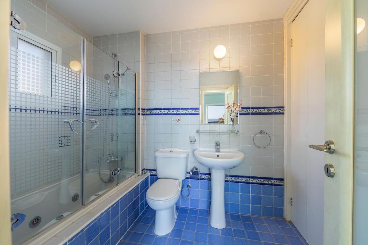 Coral Bay View, Walking Distance To The Beach!