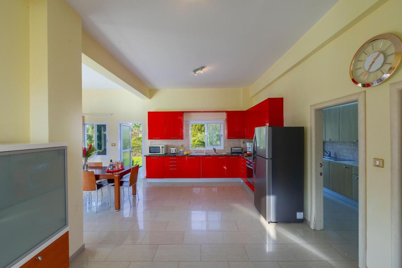 Coral Bay View, Walking Distance To The Beach!