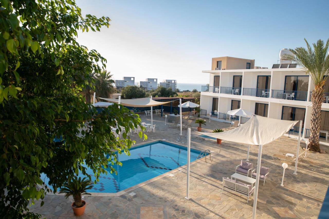West End Peyia