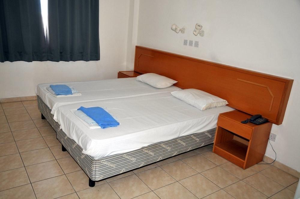 Debbiexenia Aparthotel Paralimni