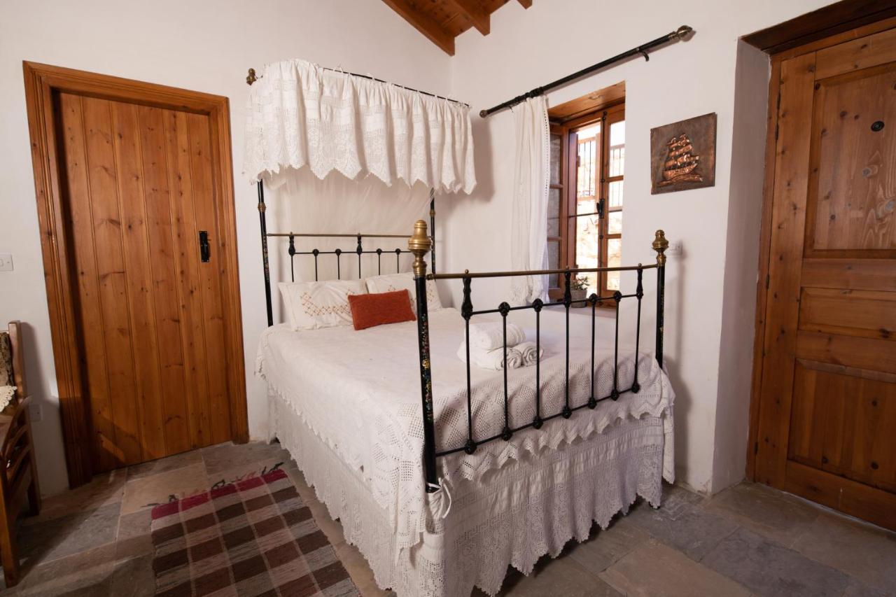 Constantias Stone Country house Lofou