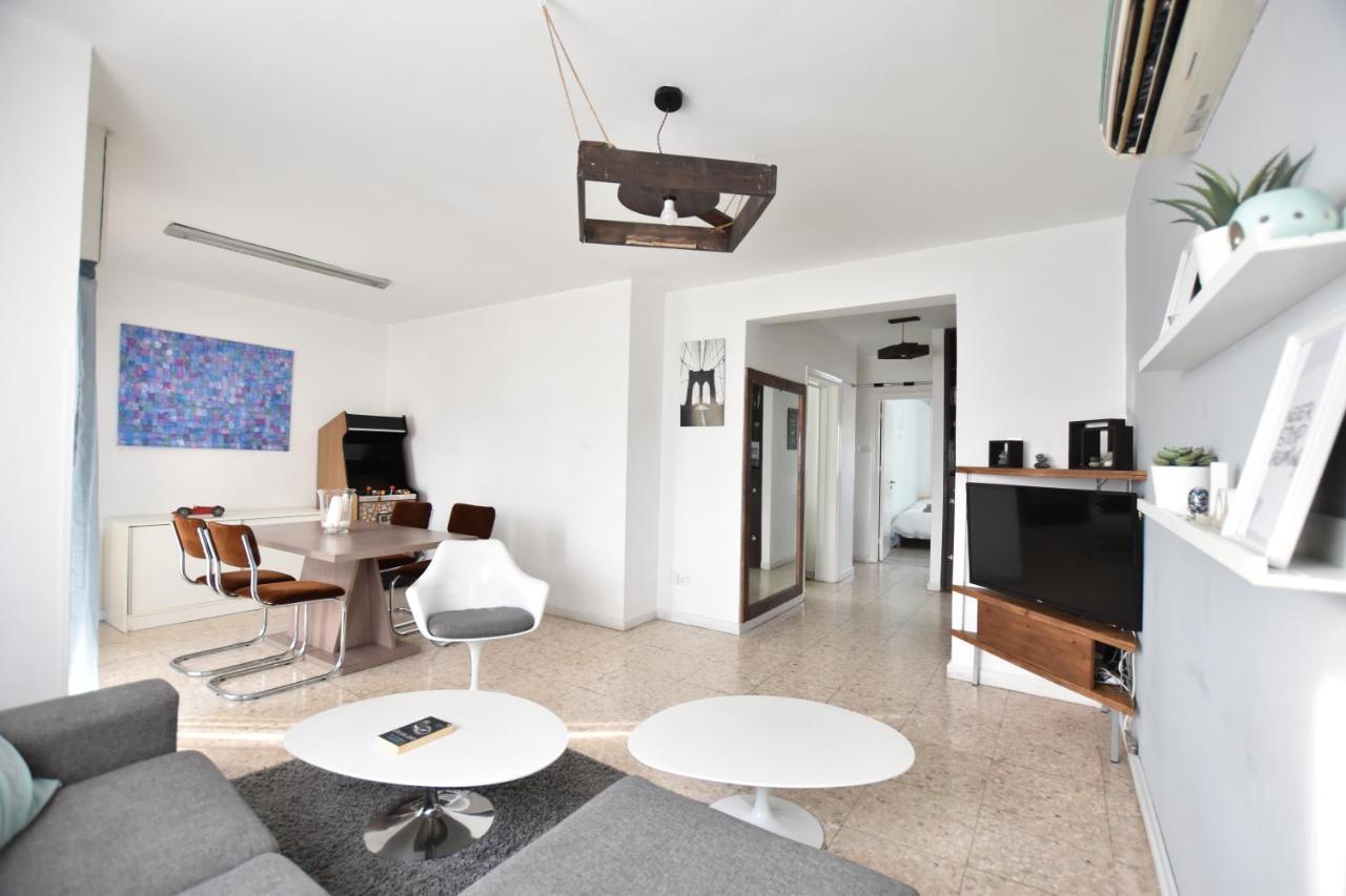 Glabur - The Cozy 2 Bdr - City, Free Parking & Wifi, Welcomes You!!! Apartment