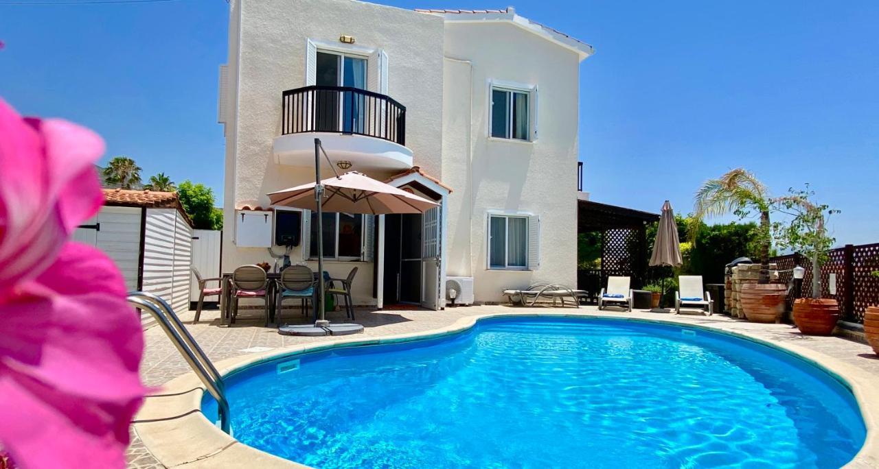 Alicia With Priv Pool, Beautiful Garden And Shady Veranda- 5 Min To The *