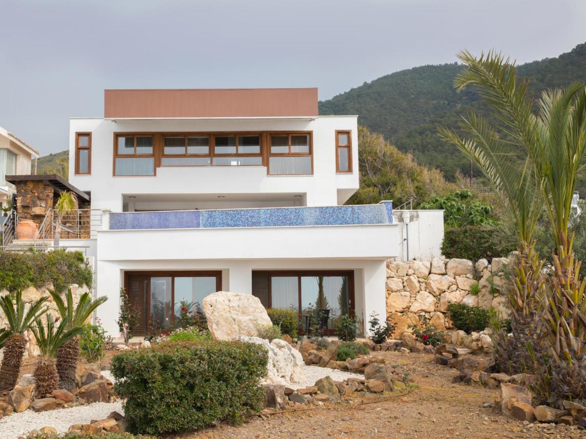 Karavi Villa Pomos