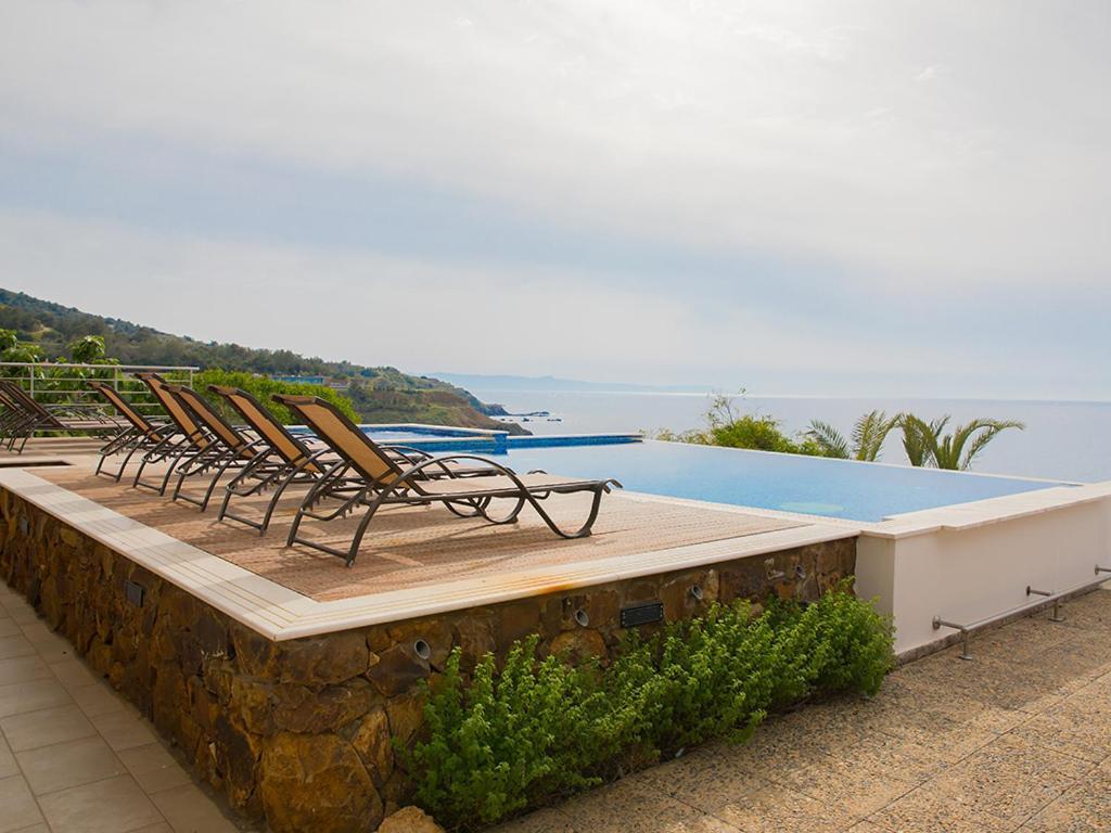 Karavi Villa Pomos