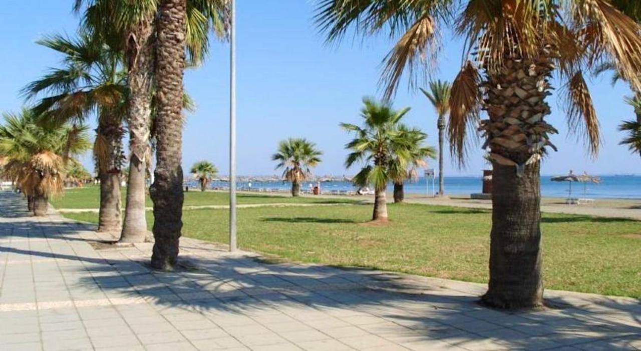 Seaside Terrace Retreat: 2br With Pool Near Larnaca Apartment *