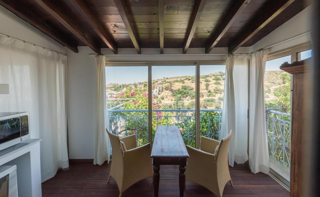 Apartment Adamos Tochni