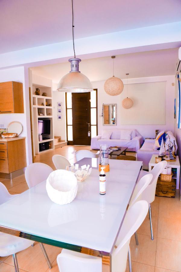 Riverland Villa *