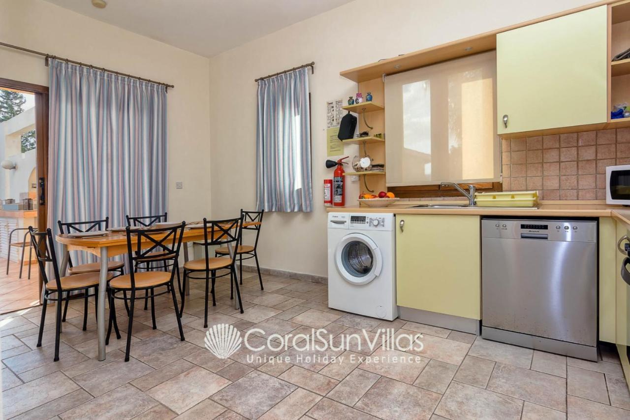Villa Wonderful Quiet Area,complete Privacy,large Pool, Colorful Garden, Jacuzzi/sauna Peyia