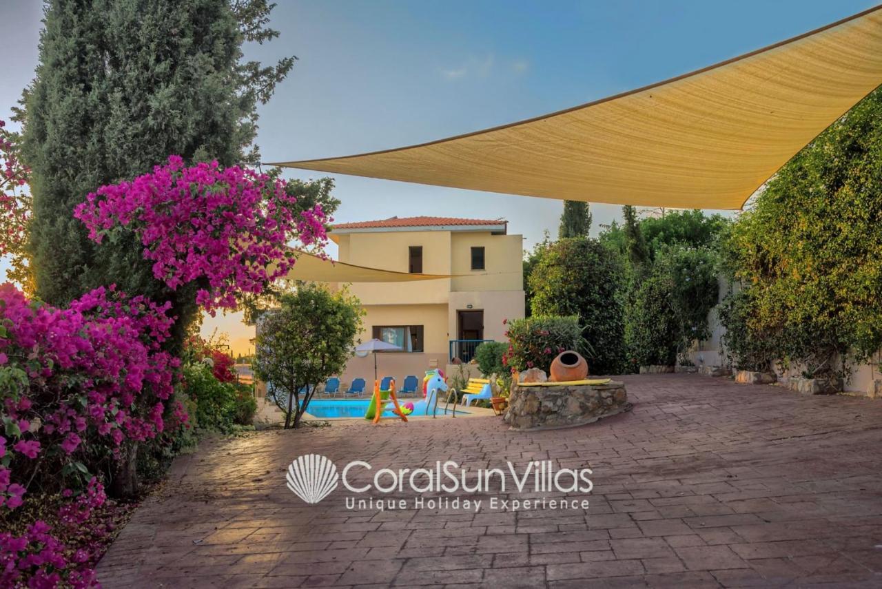Wonderful Quiet Area,complete Privacy,large Pool, Colorful Garden, Jacuzzi/sauna * Peyia