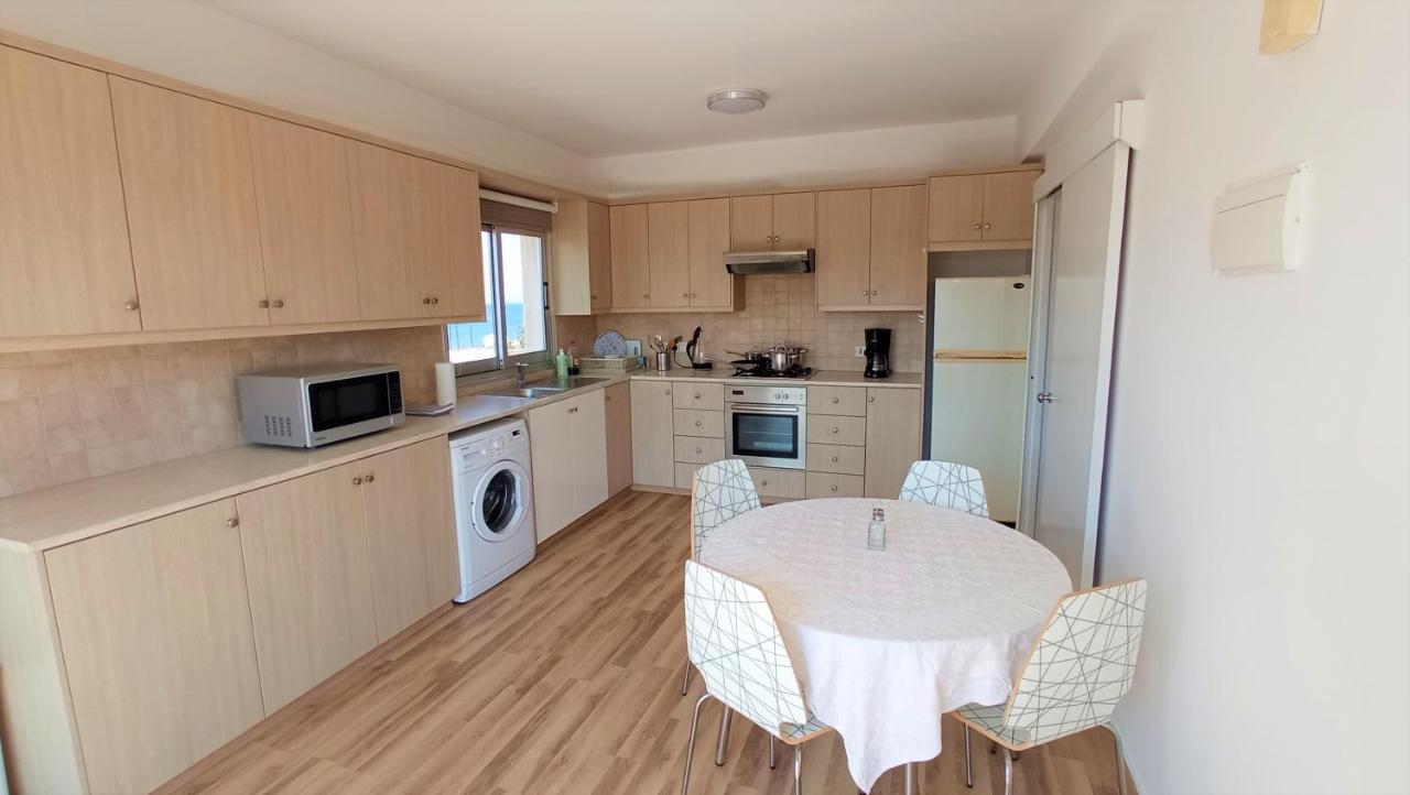 5 Min To The Shared Incl Netflix - Private In 3 Bdr Larnaca