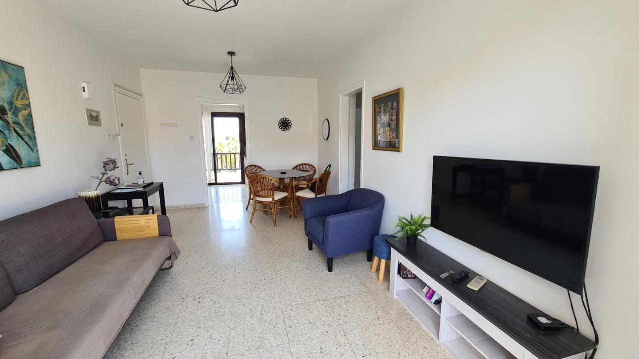 Kings Avenue - Natalia's Apartment *