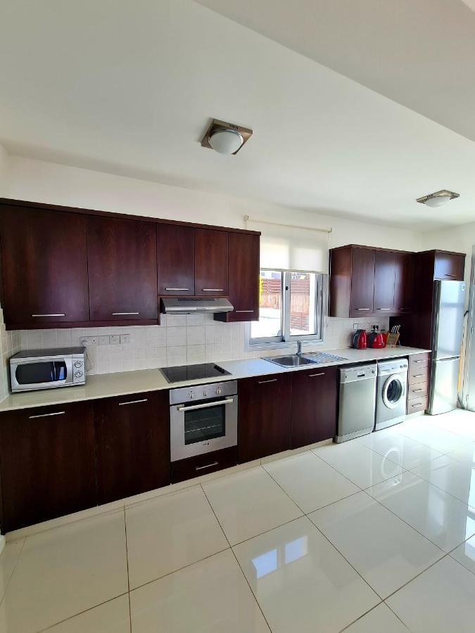 Villa Modern Villa, 4 Bedrooms, Private Pool, Close To Coral Bay Strip