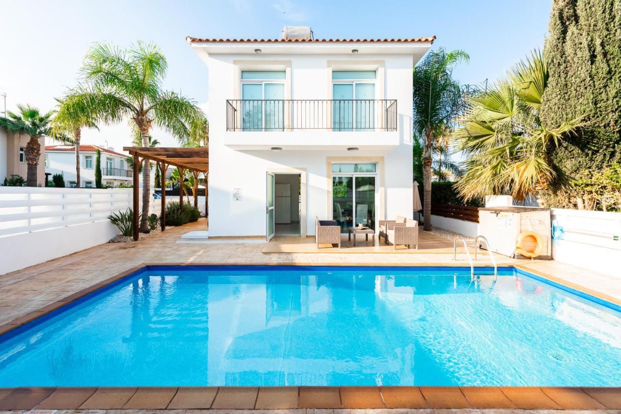 Palm Breeze By Ezoria * Protaras